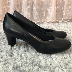 Easy Spirit black pumps